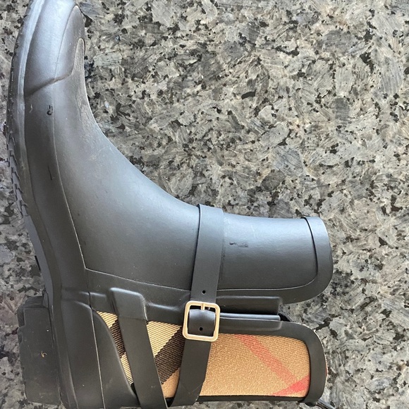 Burberry Black and Tan Winter Boots - Picture 5 of 5